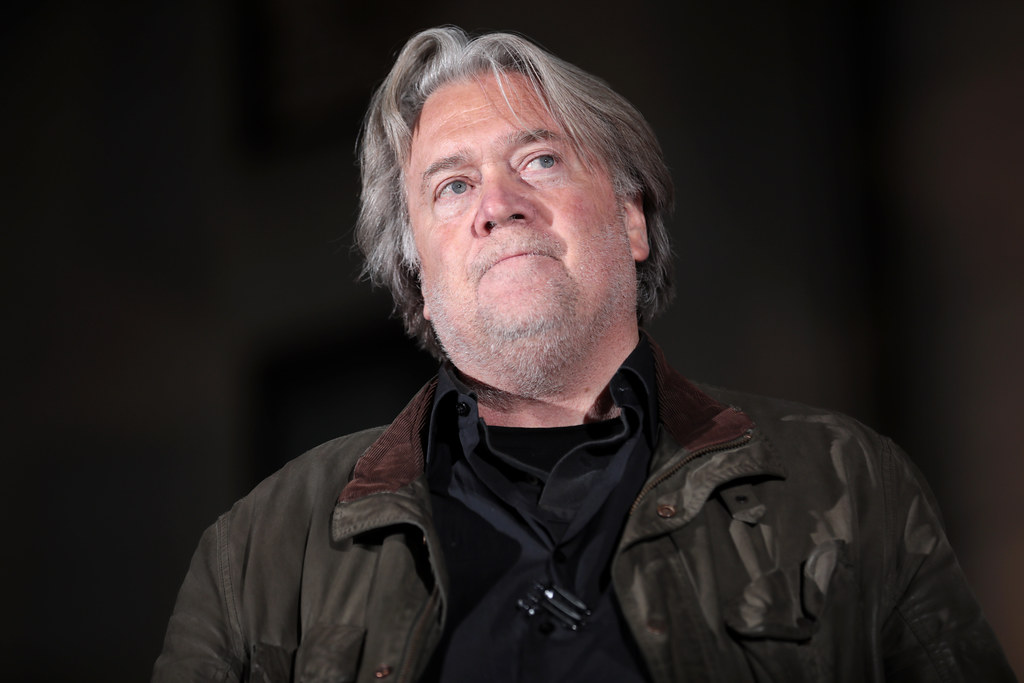 Trump califica de "tragedia" la orden de encarcelamiento contra Bannon
