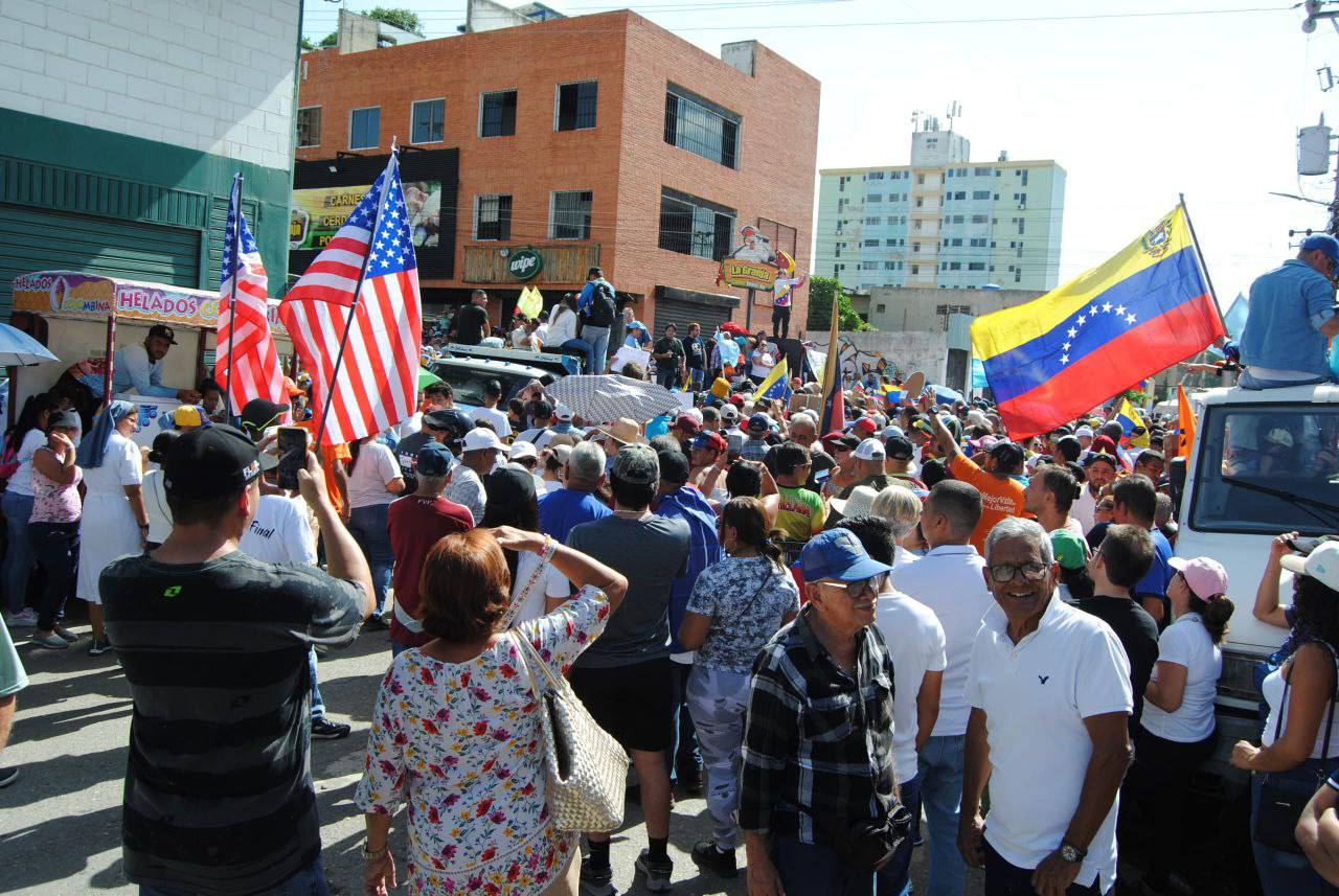 Investigación descubre que banderas estadounidenses en concentración de María Corina Machado eran portadas por chavistas infiltrados