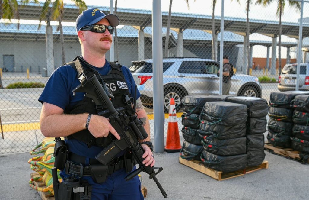 (+Fotos) Guardia Costera descarga en Florida US$ 63 millones en cocaína incautada en costas de Venezuela