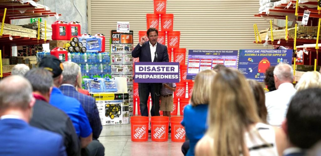 DeSantis instó a los Floridanos a aprovechar la exención de impuestos sobre los suministros en preparación para la temporada de huracanes