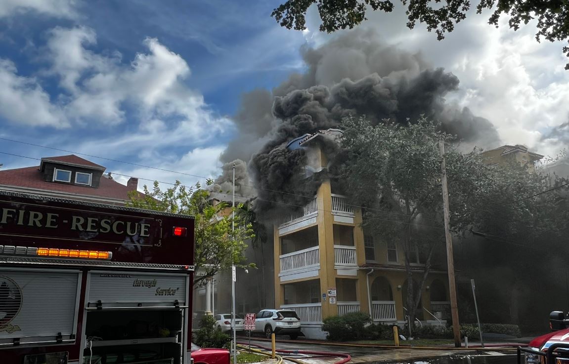 Voraz incendio consume edificio en Miami
