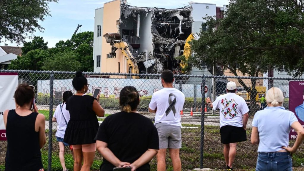 Comienza demolición de la secundaria de Parkland donde fueron asesinados 17 estudiantes