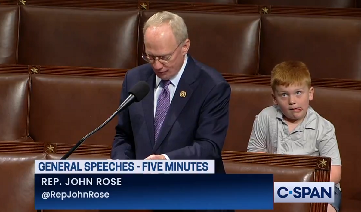 (+Video) Congresista republicano John Rose se hace viral no por su discurso, sino por las muecas de su hijo