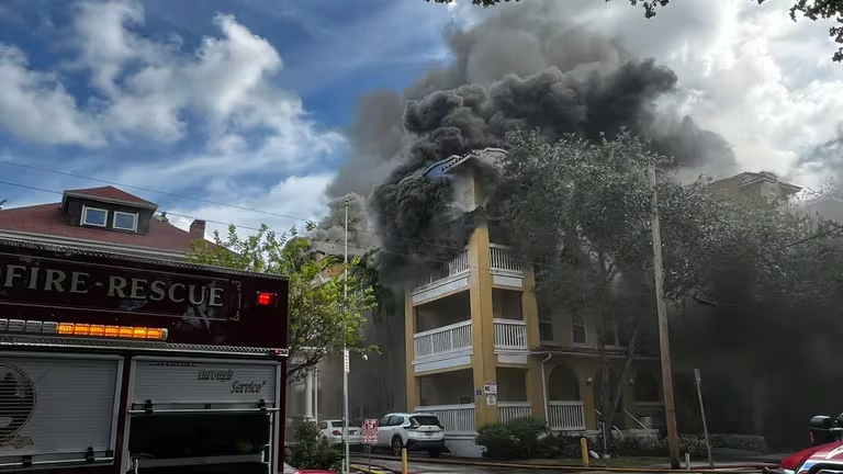 La administradora de Temple Court Apartments está brindando alojamiento temporal a los residentes afectados por el incendio