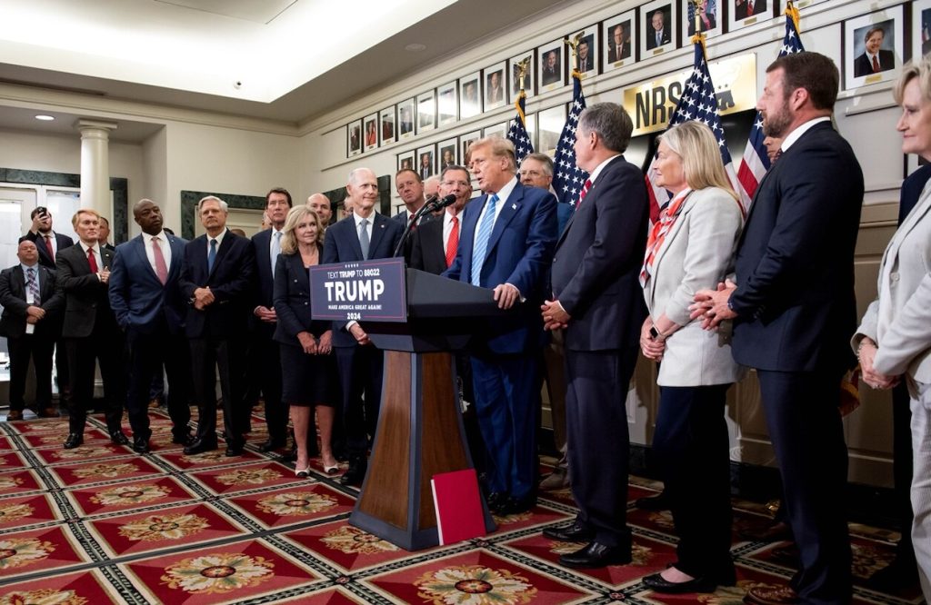 Una pelota, un bate y un regreso triunfal al Capitolio: los regalos de Trump en su cumpleaños