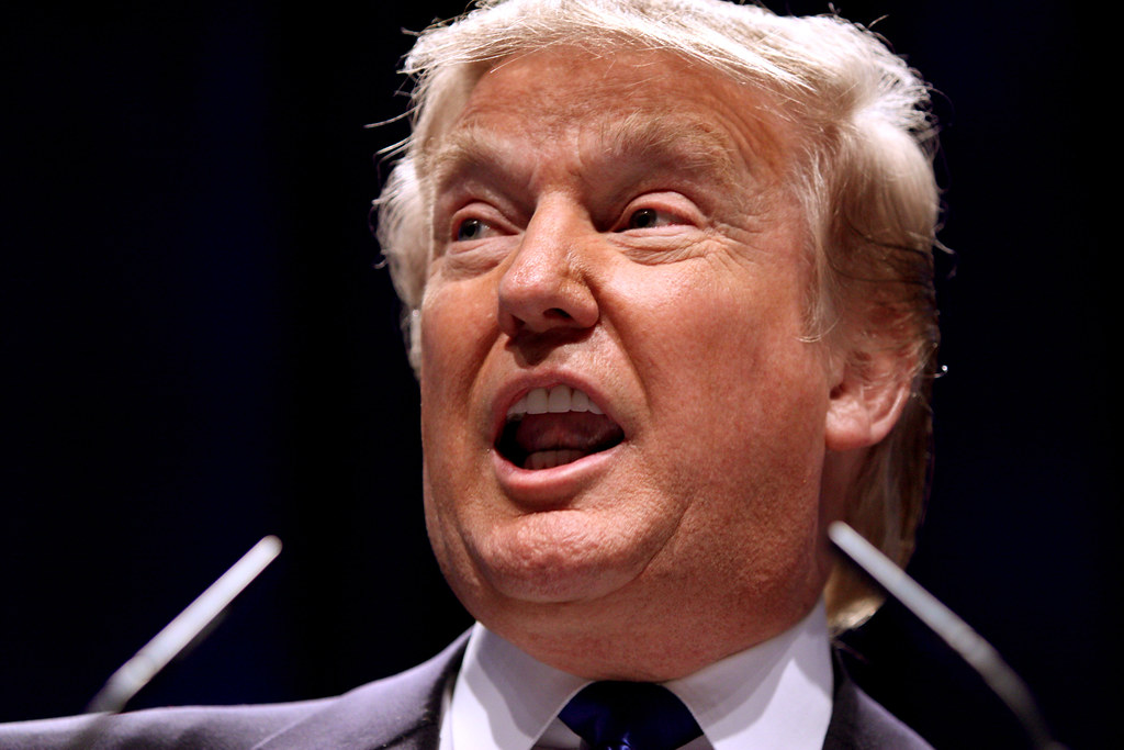 Trump dice que le "encanta" la idea de exhibir los Diez Mandamientos en las escuelas