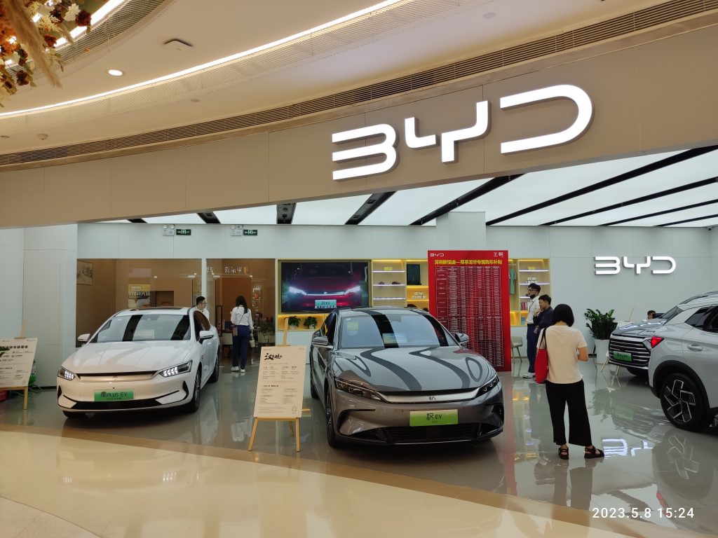Ventas de automóviles chinos superan por primera vez en la historia a los de EEUU