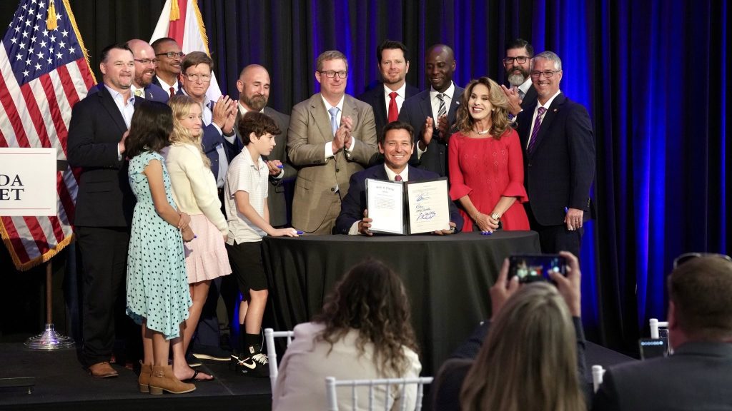DeSantis firma el presupuesto para el año fiscal 2024-2025