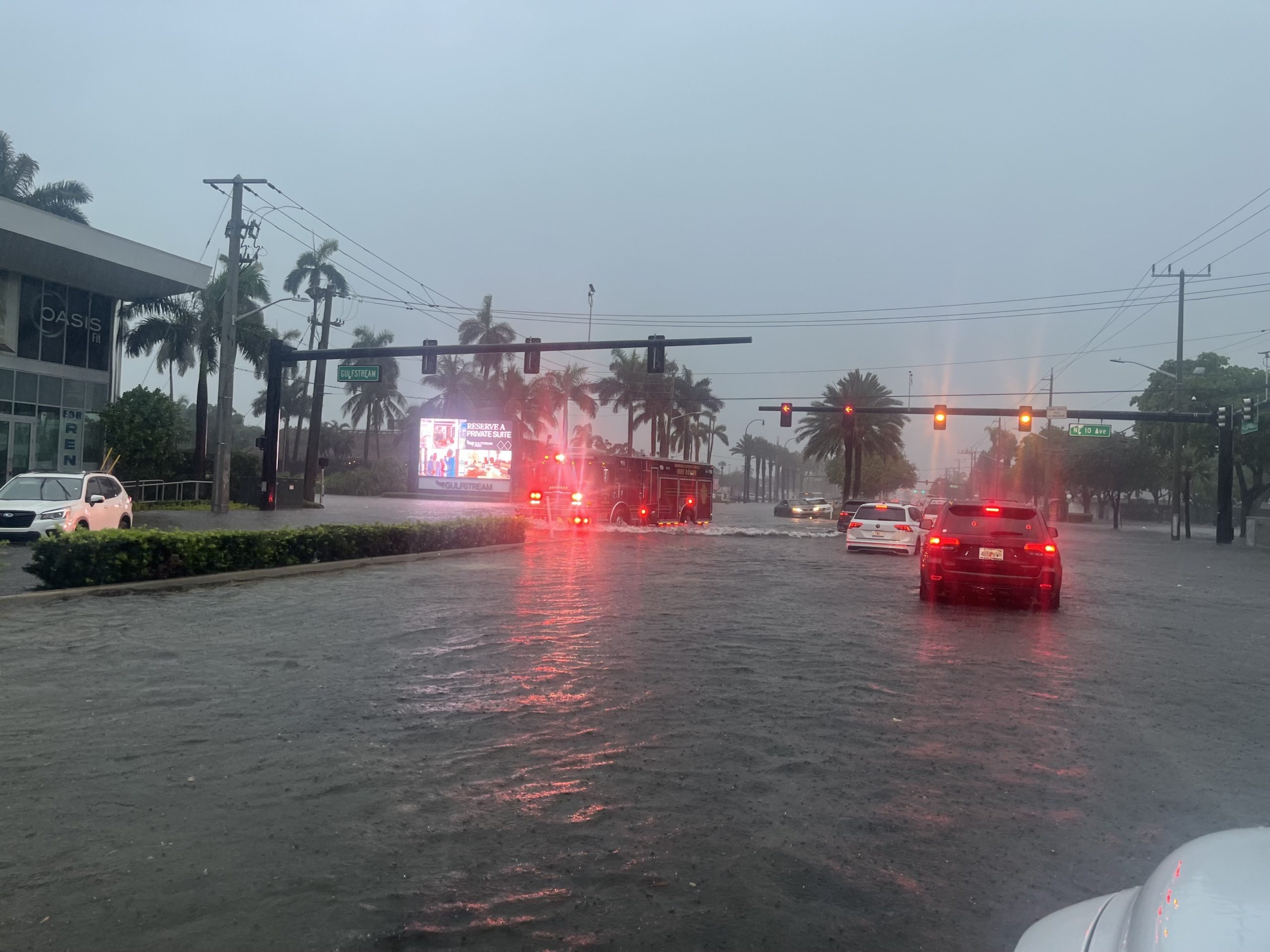 Gobernador decreta estado de emergencia en Florida tras fuertes lluvias que provocaron inundaciones