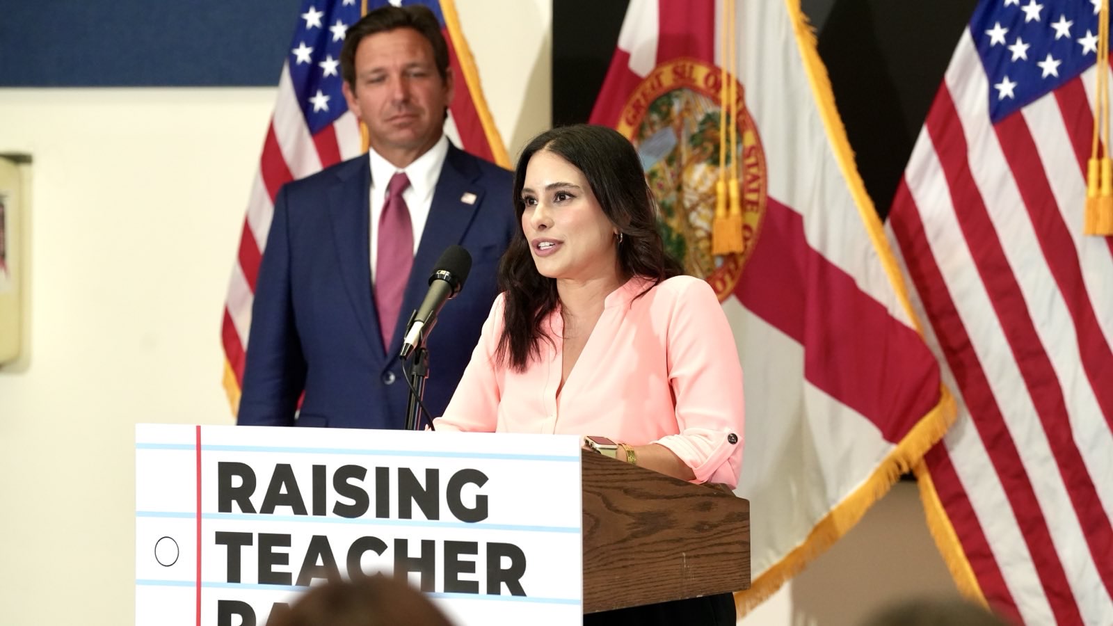 DeSantis promete aumento récord en el salario de los docentes para 2025