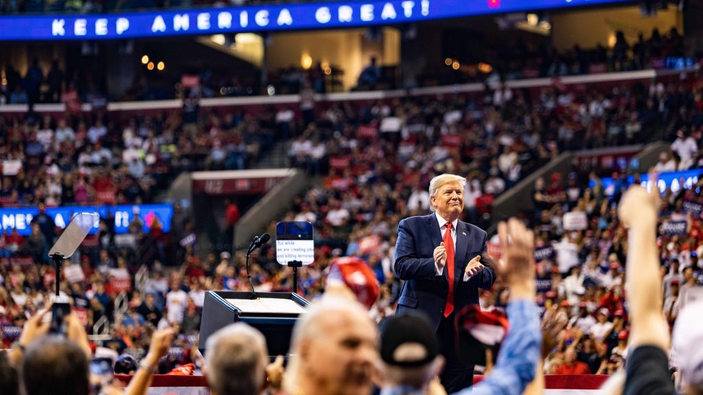(+Video) Trump concederá "automáticamente" la "green card" a los extranjeros que se gradúen en universidades estadounidenses