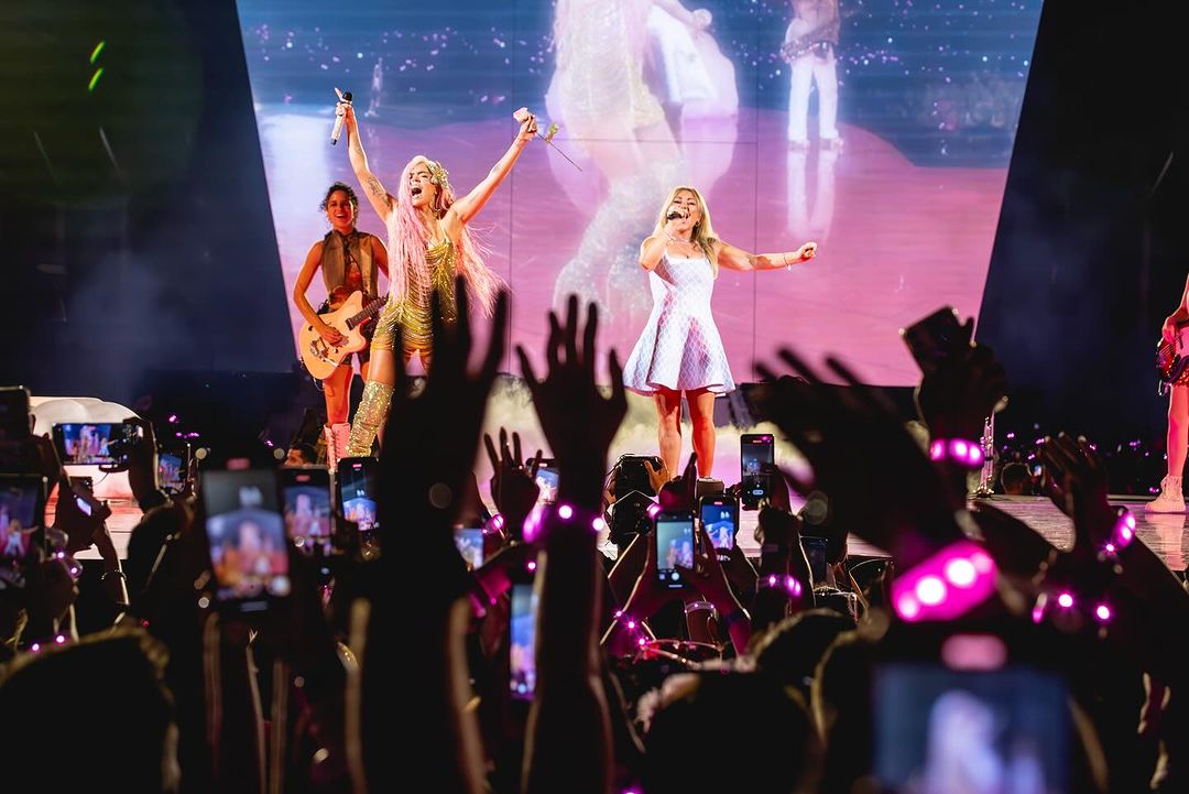 (+Videos) Amaia Montero se sube al escenario con Karol G y el Santiago Bernabéu estalla de emoción