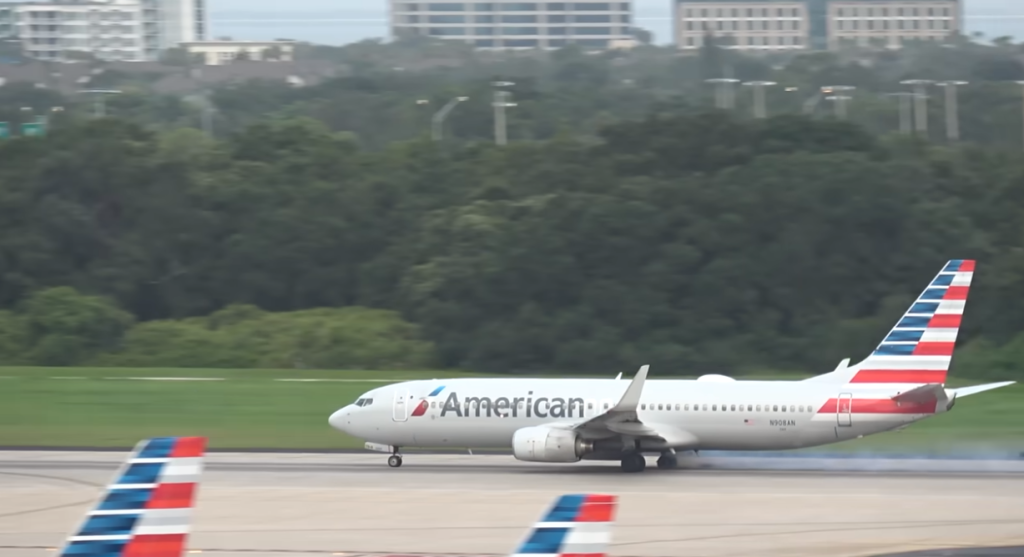 (+Video) Explotó el neumático de un Boeing de American Airlines antes de despegar del Aeropuerto Internacional de Tampa