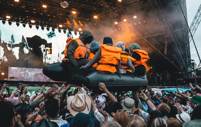 Banksy reaparece en Glastonbury con una original protesta por la muerte de migrantes