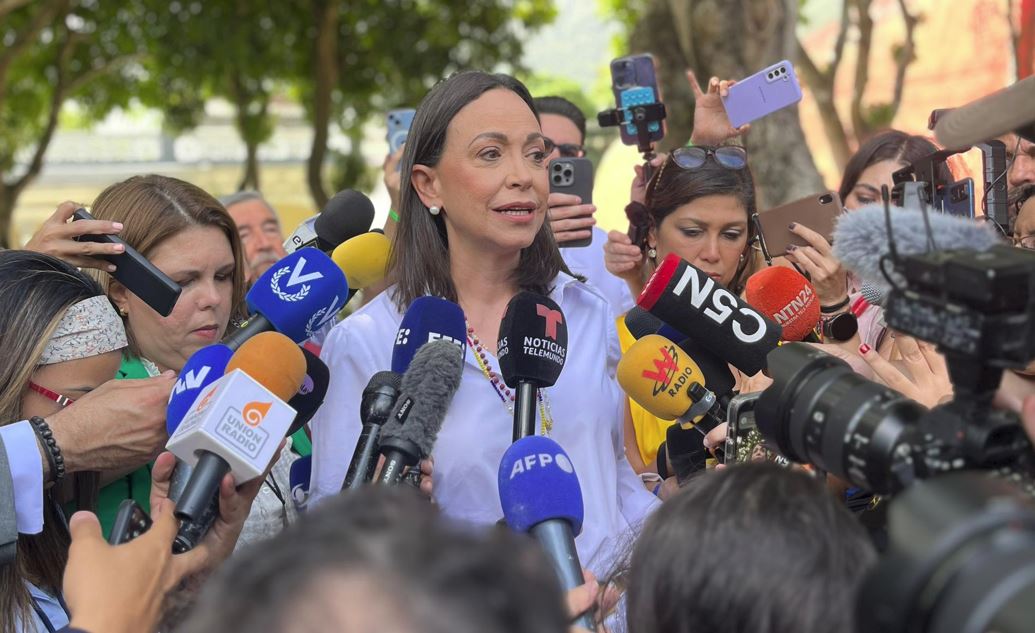 Venezolanos participan en elecciones históricas