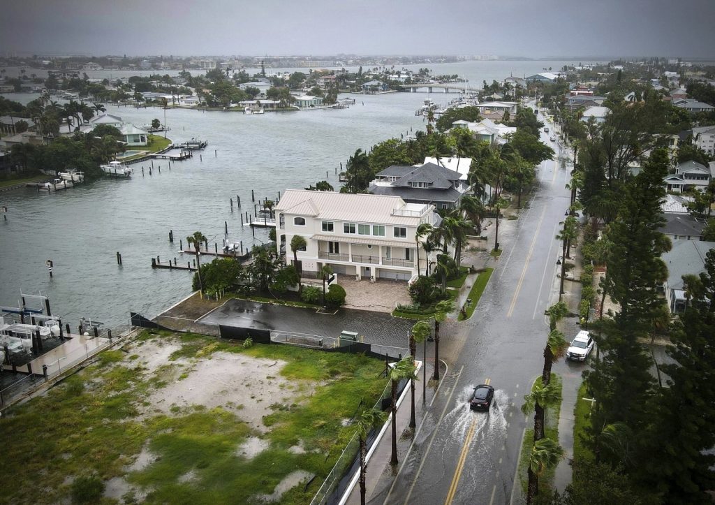 Debby tocó tierra en Florida como un huracán de categoría 1