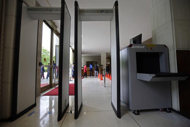 Usarán detectores de metales en escuelas de Broward