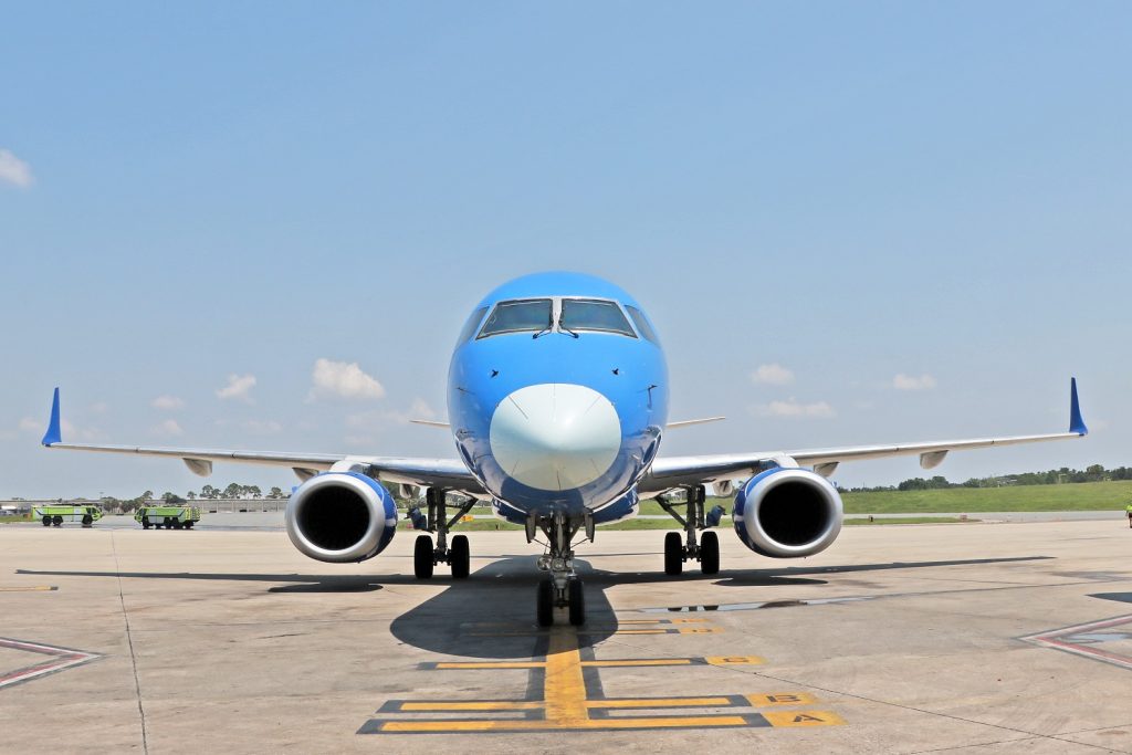 Cancelan decenas de vuelos en el Aeropuerto Internacional de Orlando debido al huracán Debby