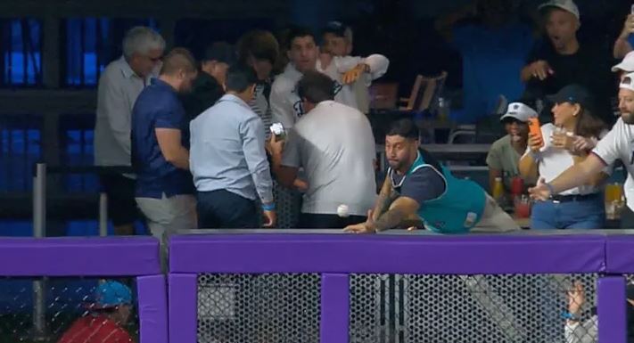 Fanático que tomó la pelota del 50-50 de Ohtani se negó a dársela a los Dodgers
