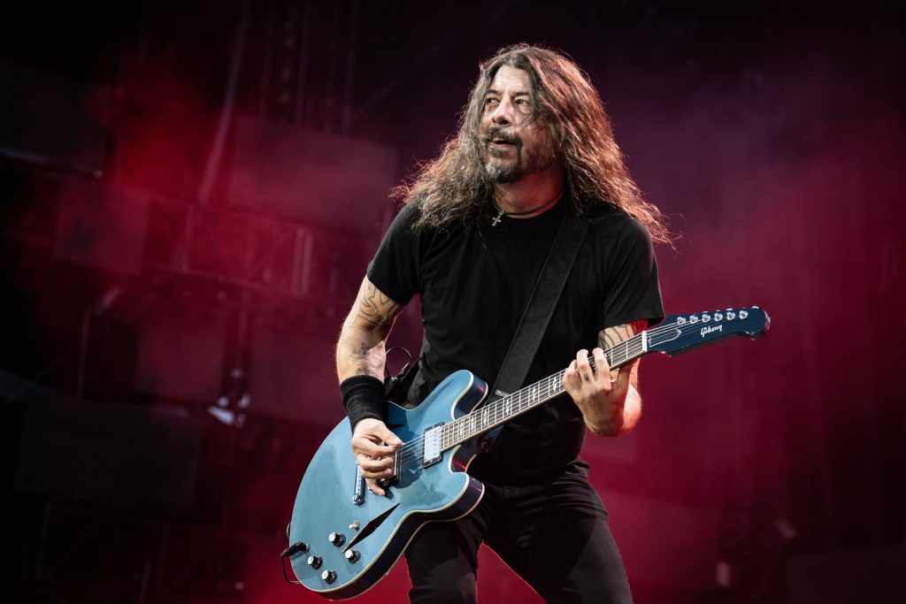 Dave Grohl, el filantrópico líder de Foo Fighters, le fue infiel a su esposa y embarazó a otra mujer