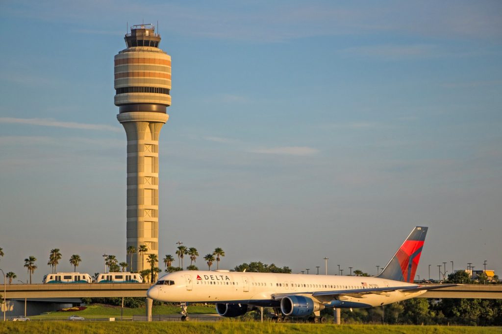 Aeropuerto Internacional de Orlando espera 164 mil viajeros este lunes de Labor Day