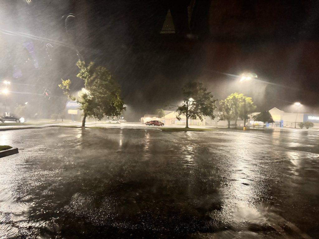 (+Videos) Helene se debilita a tormenta tropical tras tocar tierra cerca de Perry en Florida