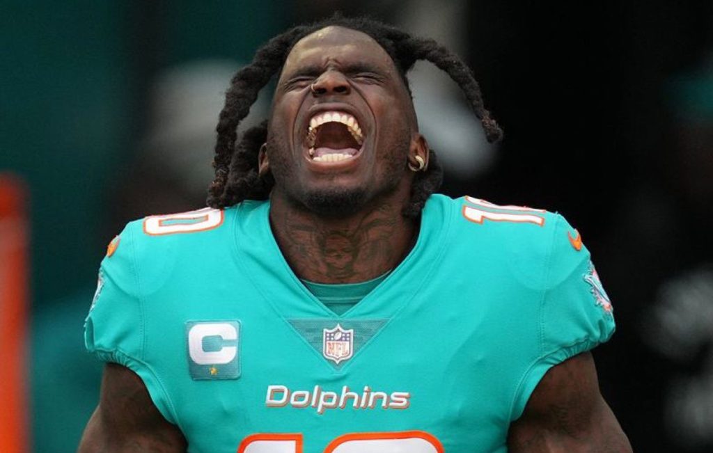 (+Video) Licencia administrativa para el policía de Miami-Dade que arrestó a Tyreek Hill antes del partido de los Dolphins