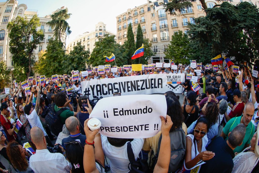 Venezolanos piden frente al Congreso español reivindicar la victoria de Edmundo González