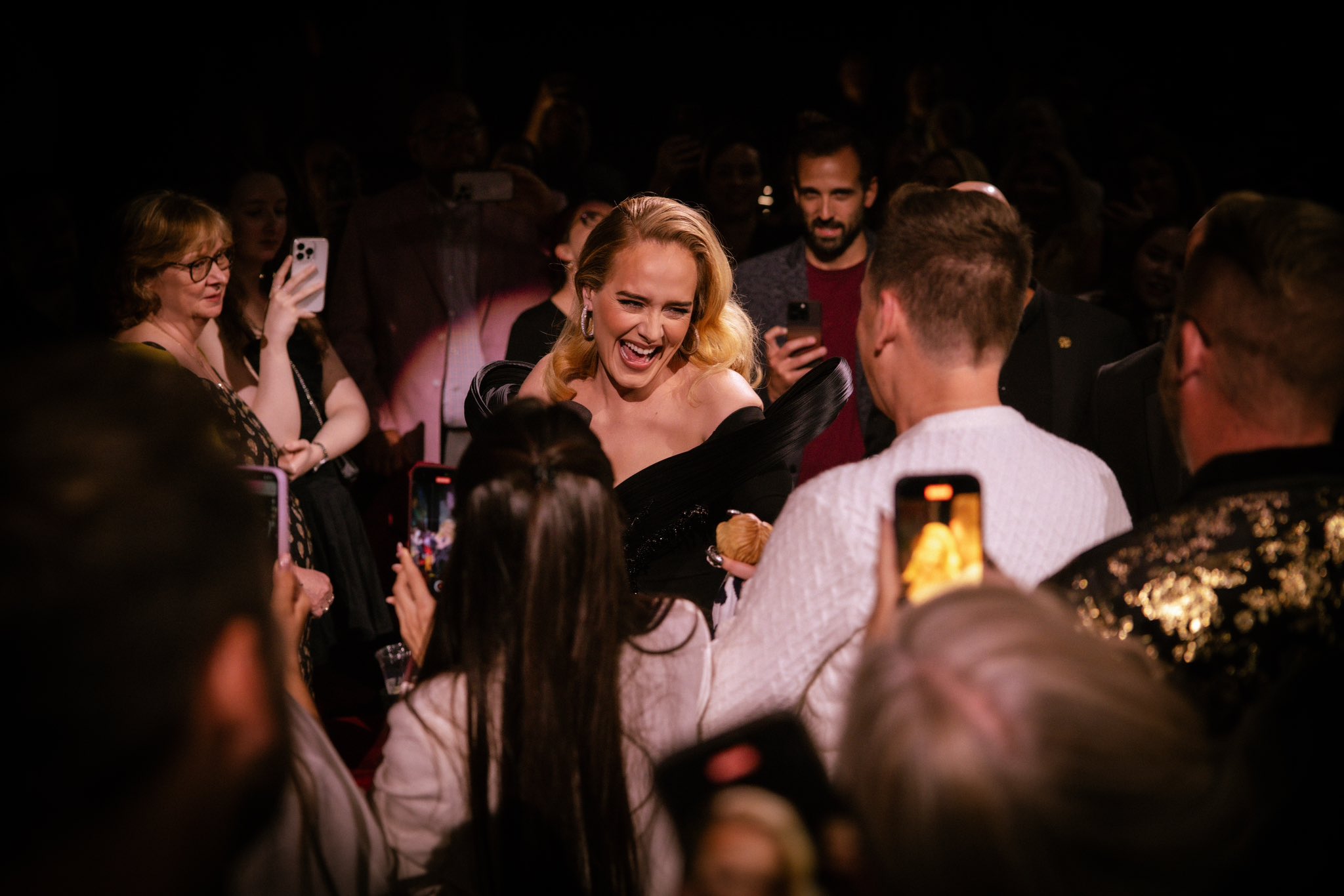 (+Video) Entre lágrimas, Adele corre a abrazar a Celine Dion durante su concierto en Las Vegas