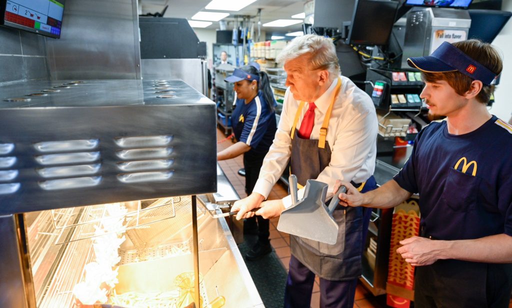 (+Video) Siempre quise trabajar en McDonald’s, dijo Trump mientras cocinaba papas fritas en Pensilvania