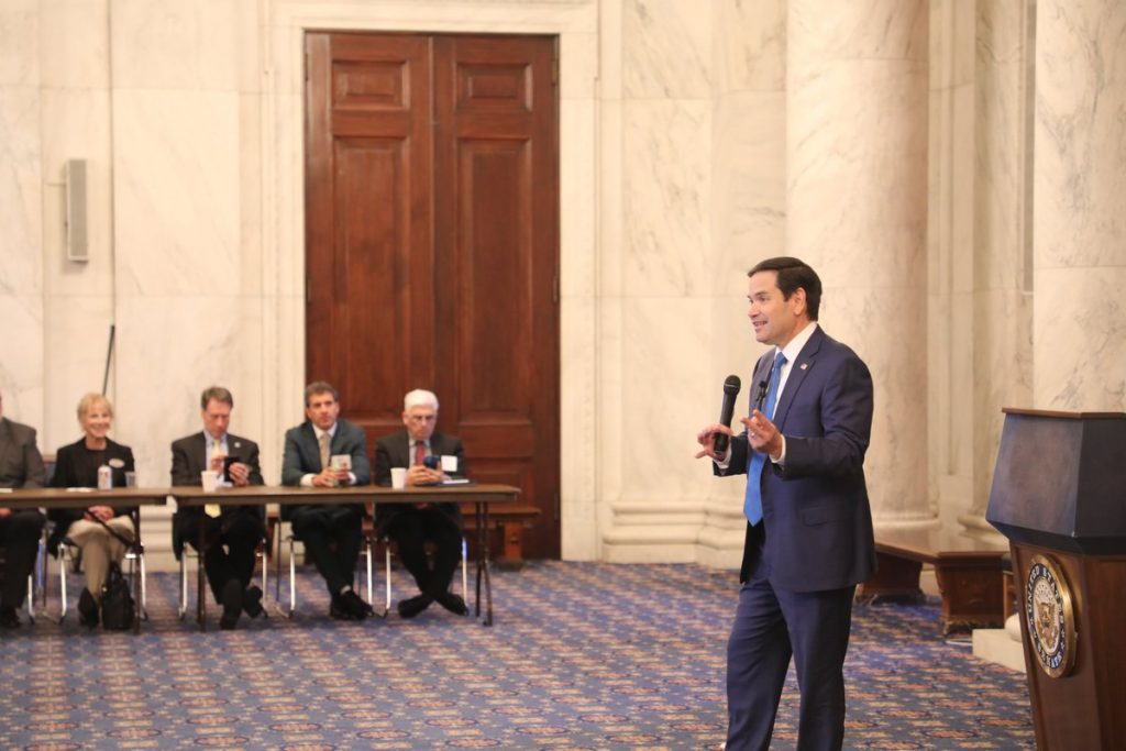 Marco Rubio insiste en detener la "ridícula y anticuada práctica de cambiar la hora", en alusión al horario de verano