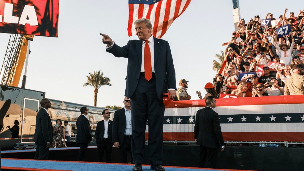 (+Video) Trump "no estaba en peligro" cuando un hombre armado fue arrestado cerca de un mitin en California