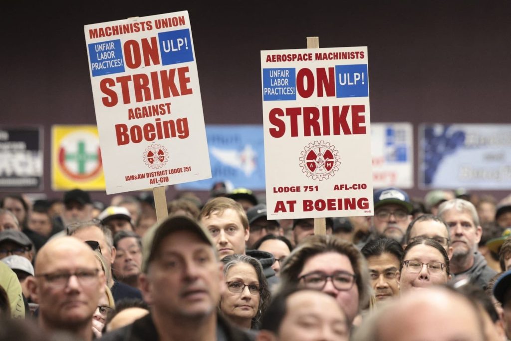 Trabajadores de Boeing rechazan la oferta de la compañía y continúan con la huelga