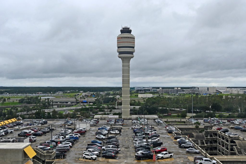 El huracán Milton obliga a cerrar aeropuertos de Florida