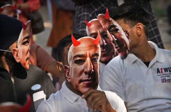 ¿Merece Jeff Bezos los cachos de diablo? Trabajadores de Amazon de la India se unen a la huelga mundial por mejores salarios