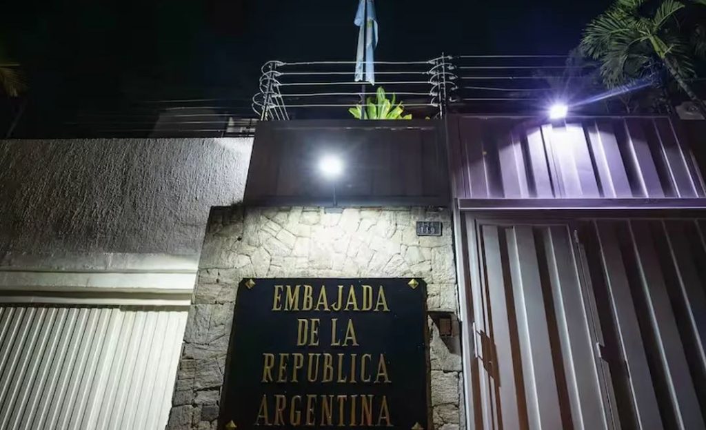 Denuncian restricción de agua potable en nuevo asedio a la embajada de Argentina en Venezuela