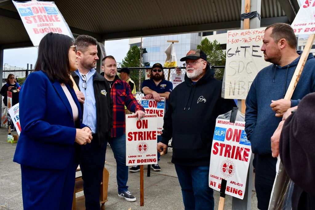 Trabajadores de la fábrica de Boeing aceptan nuevo contrato y ponen fin a la huelga