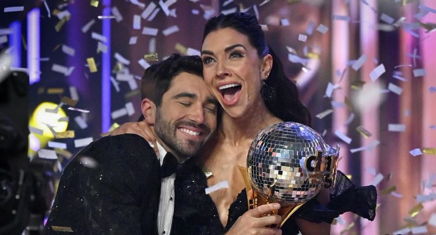 El exbachelor Joey Graziadei se llevó el trofeo de Dancing With the Stars