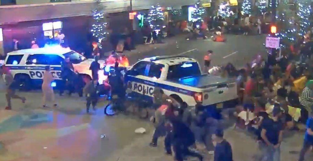 Video muestra el momento en el que un hombre comienza a disparar en el Downtown de Orlando