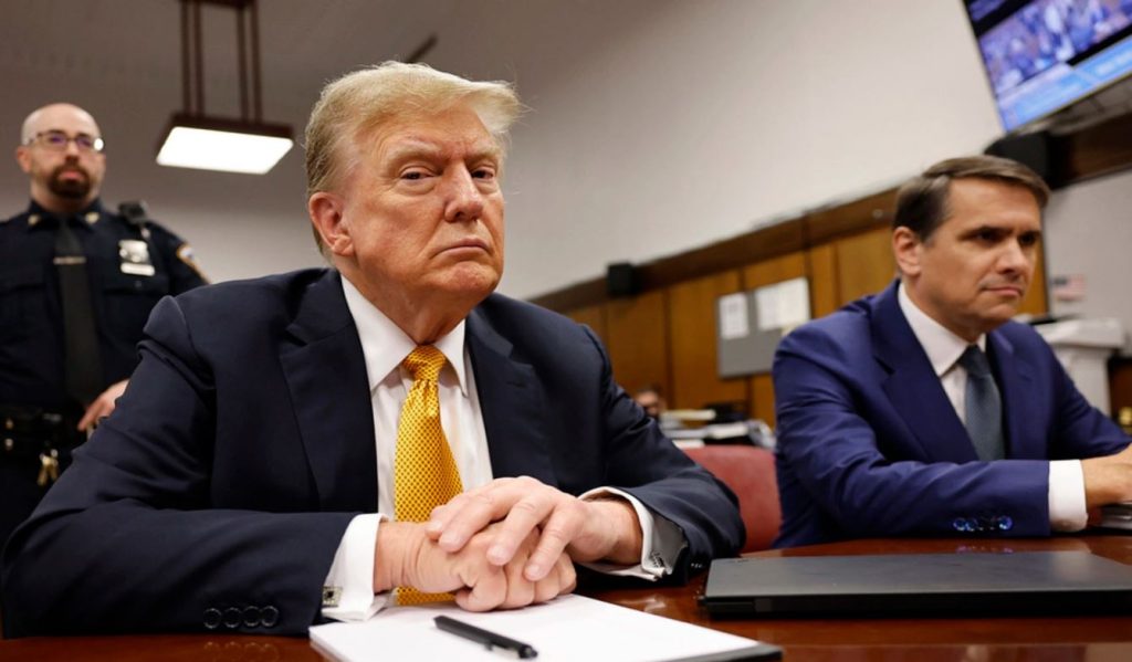 Juez aplaza decisión sobre condena de Trump en el caso de pago por silencio