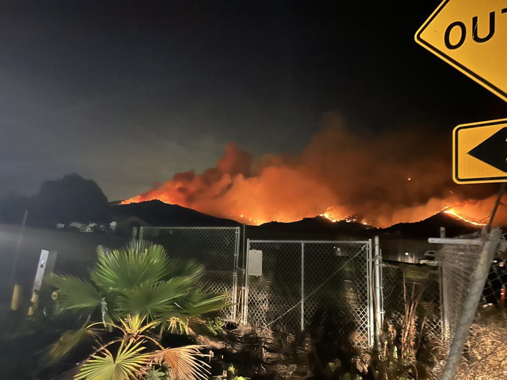 (+Videos) Mountain Fire cobra fuerza al sur de California debido a los fuertes vientos