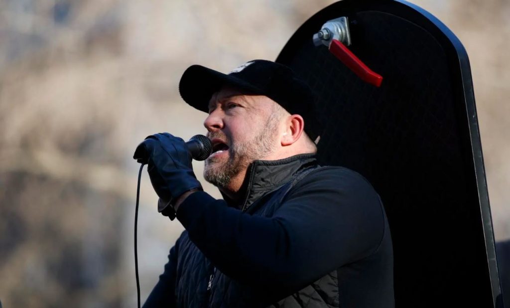 The Onion compra InfoWars para convertirla en una parodia de sí misma