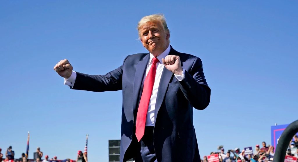(+Video) Abrigos en tienda de New York bailan al ritmo de Trump