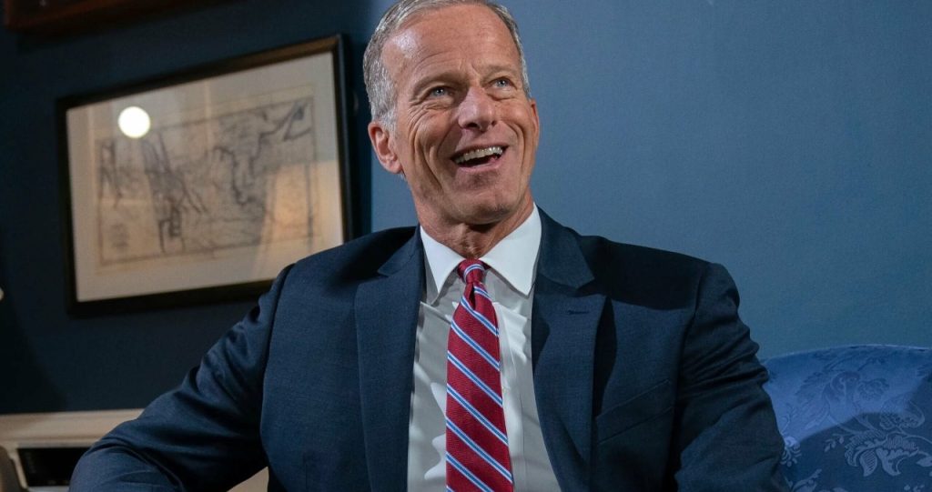 Republicanos eligen a John Thune como líder de la mayoría del Senado