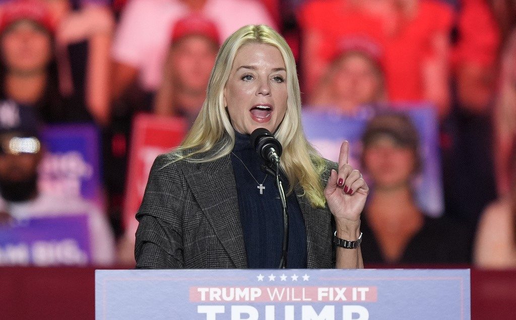 Trump nomina a Pam Bondi para cargo de fiscal general de EEUU en sustitución de Gaetz