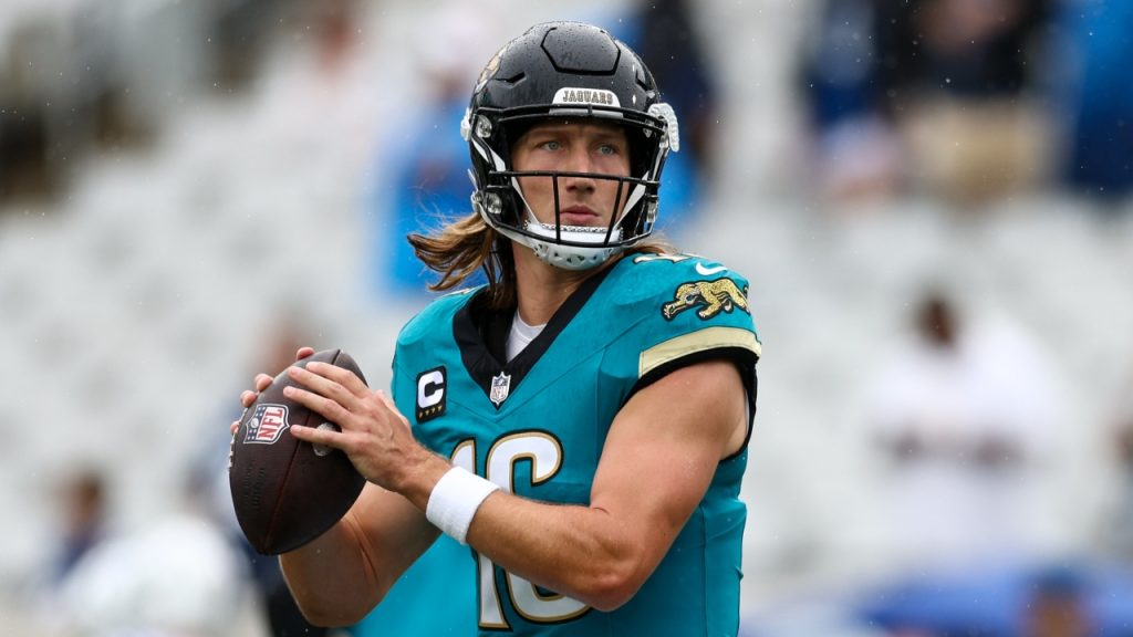 Trevor Lawrence dice que se siente mejor luego de sufrir un golpe brutal que le produjo una conmoción cerebral