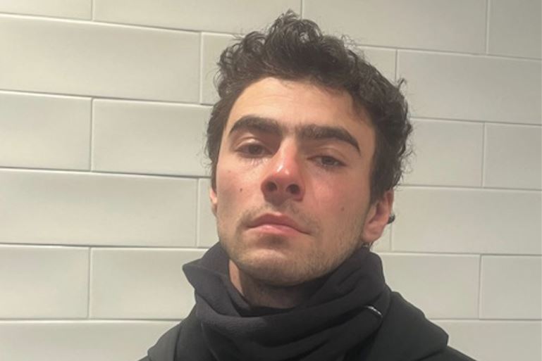 "Es un insulto a la inteligencia del pueblo estadounidense": Luigi Mangione llegó a la corte gritando y forcejeando