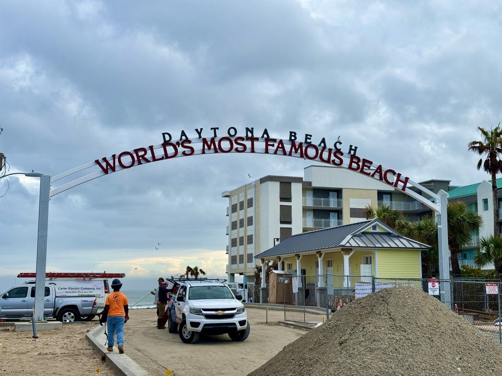 Vuelve el cartel "La playa más famosa del mundo" a la rampa de acceso a Daytona Beach