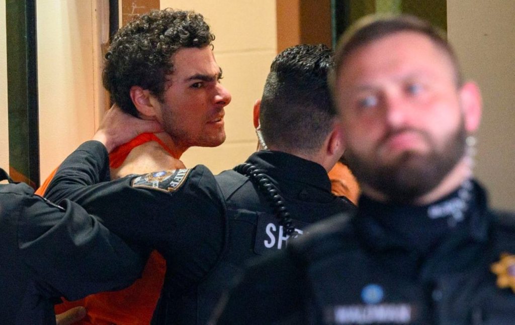 La policía afirma que el arma que tenía Mangione coincide con los casquillos encontrados en la escena