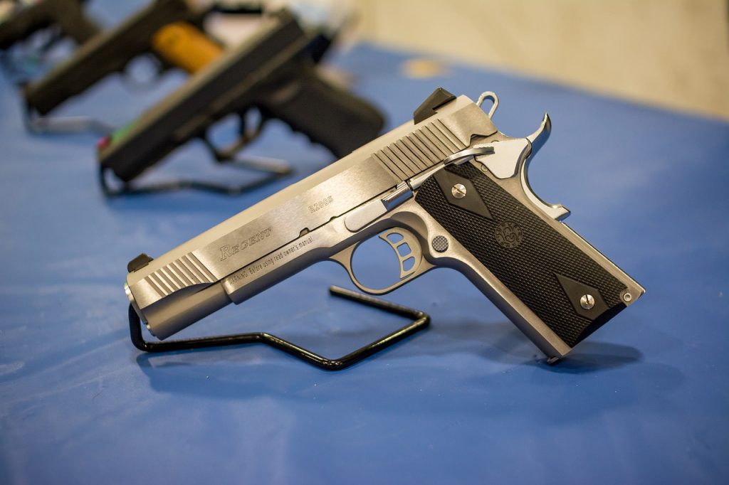 Proyecto de ley en Florida busca reducir requisito de edad para comprar armas